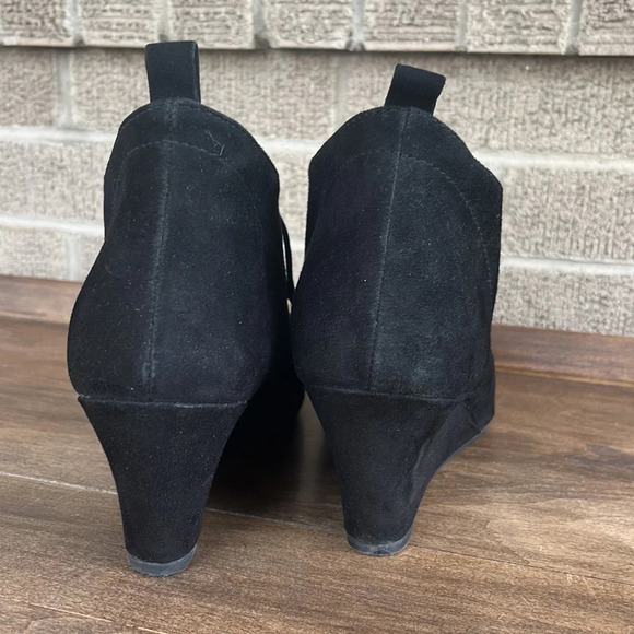 NWOT BODEN Suede Wedged Heel Black Booties Size 39 - Picture 3 of 10